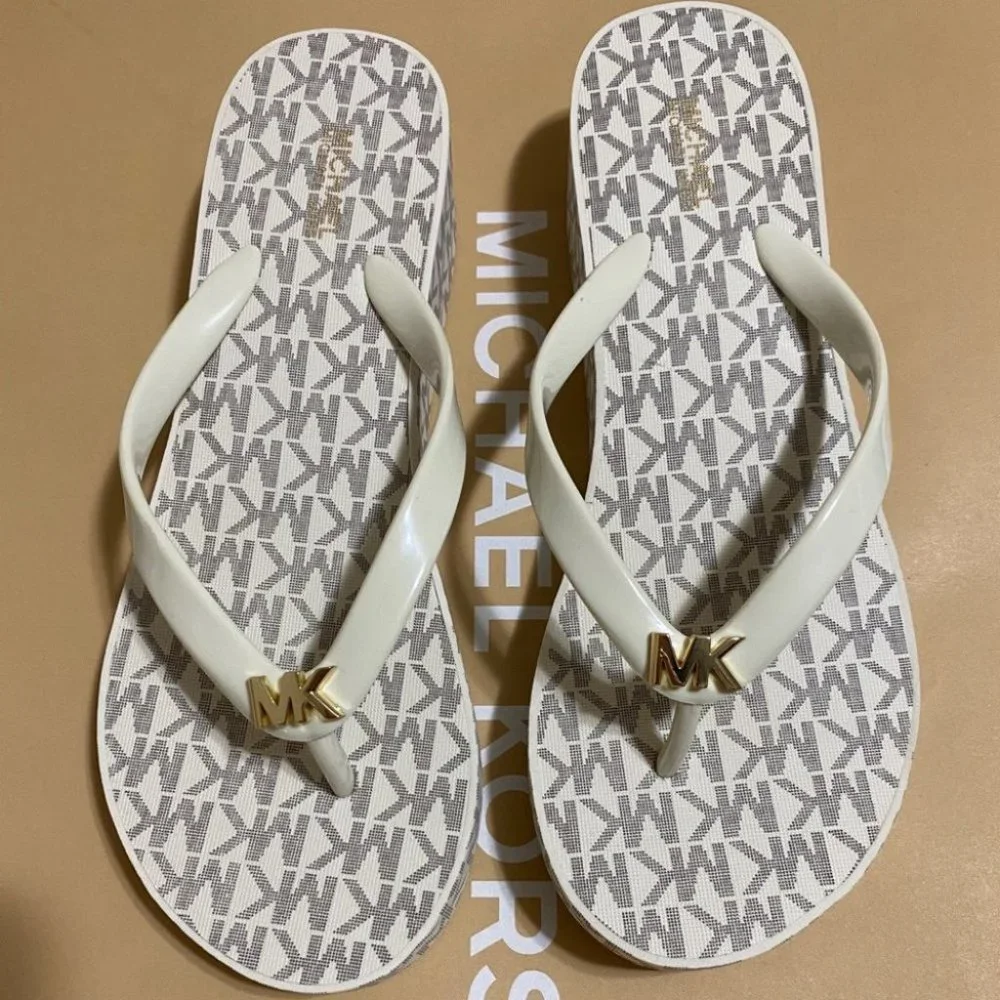 Michael Kors Flip Flop slipper  -Vanilla - Picture 9 of 13